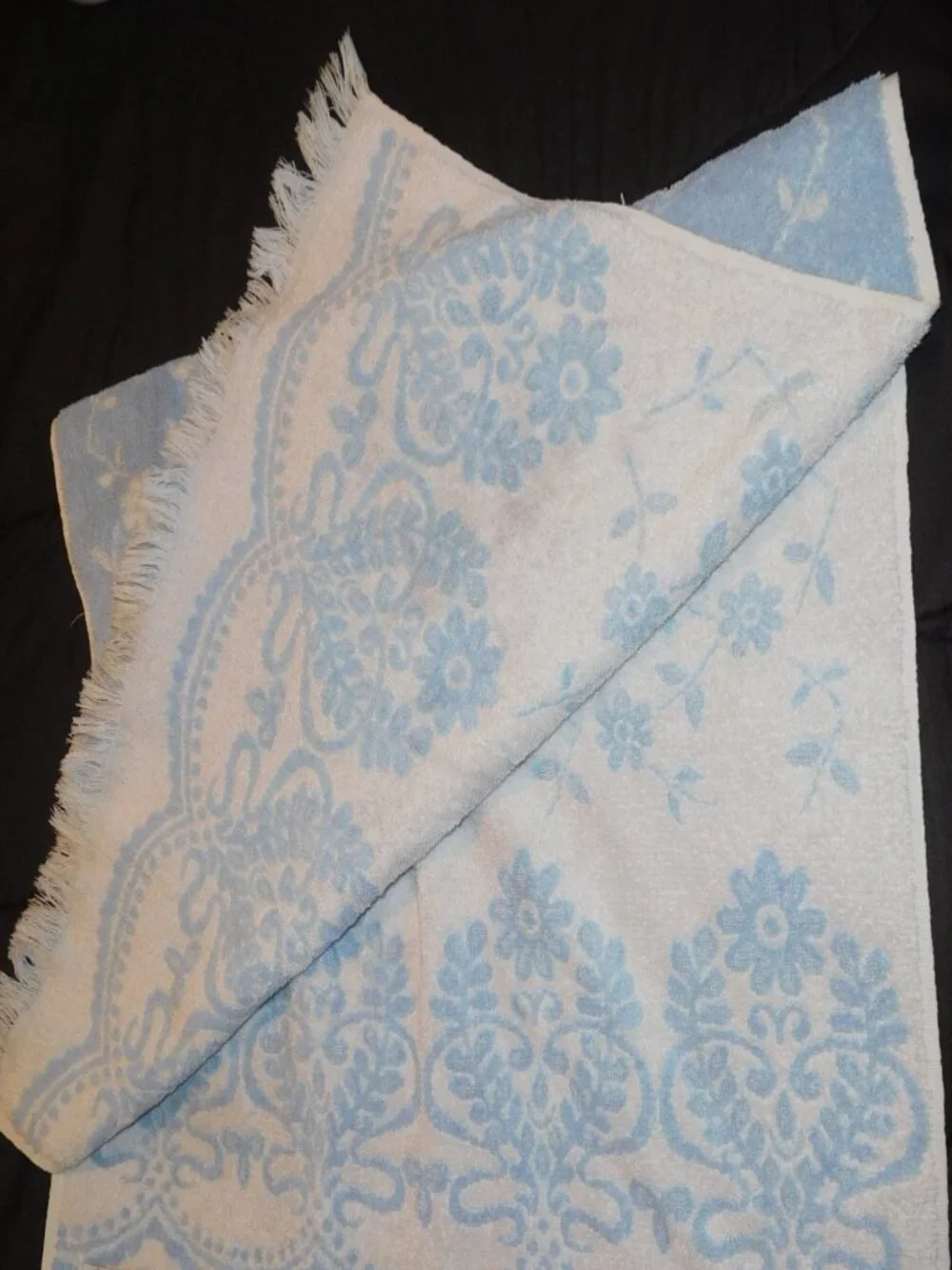 VINTAGE Royal Family Cannon BLUE WHITE SCROLL SCULPTED BATH TOWEL USA MADE MCM